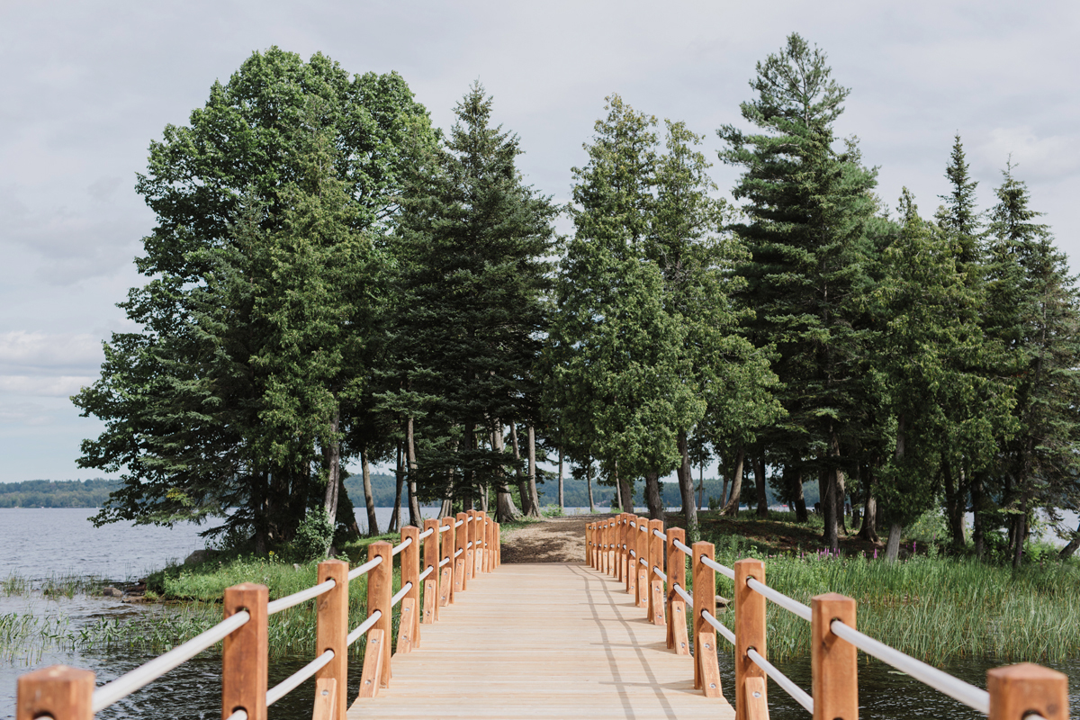 Lakeside Wedding At Calabogie Peaks (7)